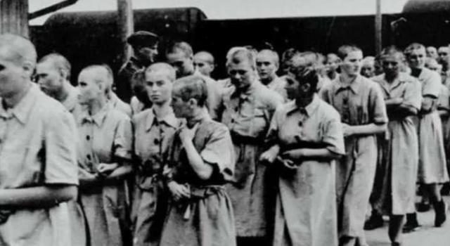 1944年，在纳粹德国的集中营里，变态的纳粹士兵将女囚集中到广场，把身材不符合标