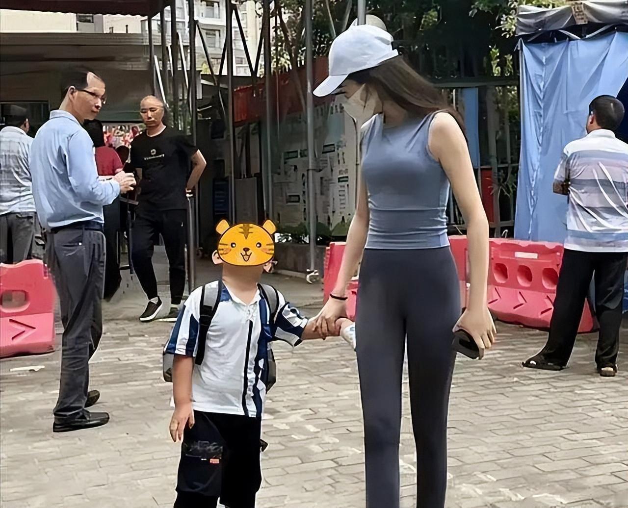 河南，一家幼儿园门口，一位年轻妈妈小跑着过来，额头上还带着细汗。她刚在健身房练完