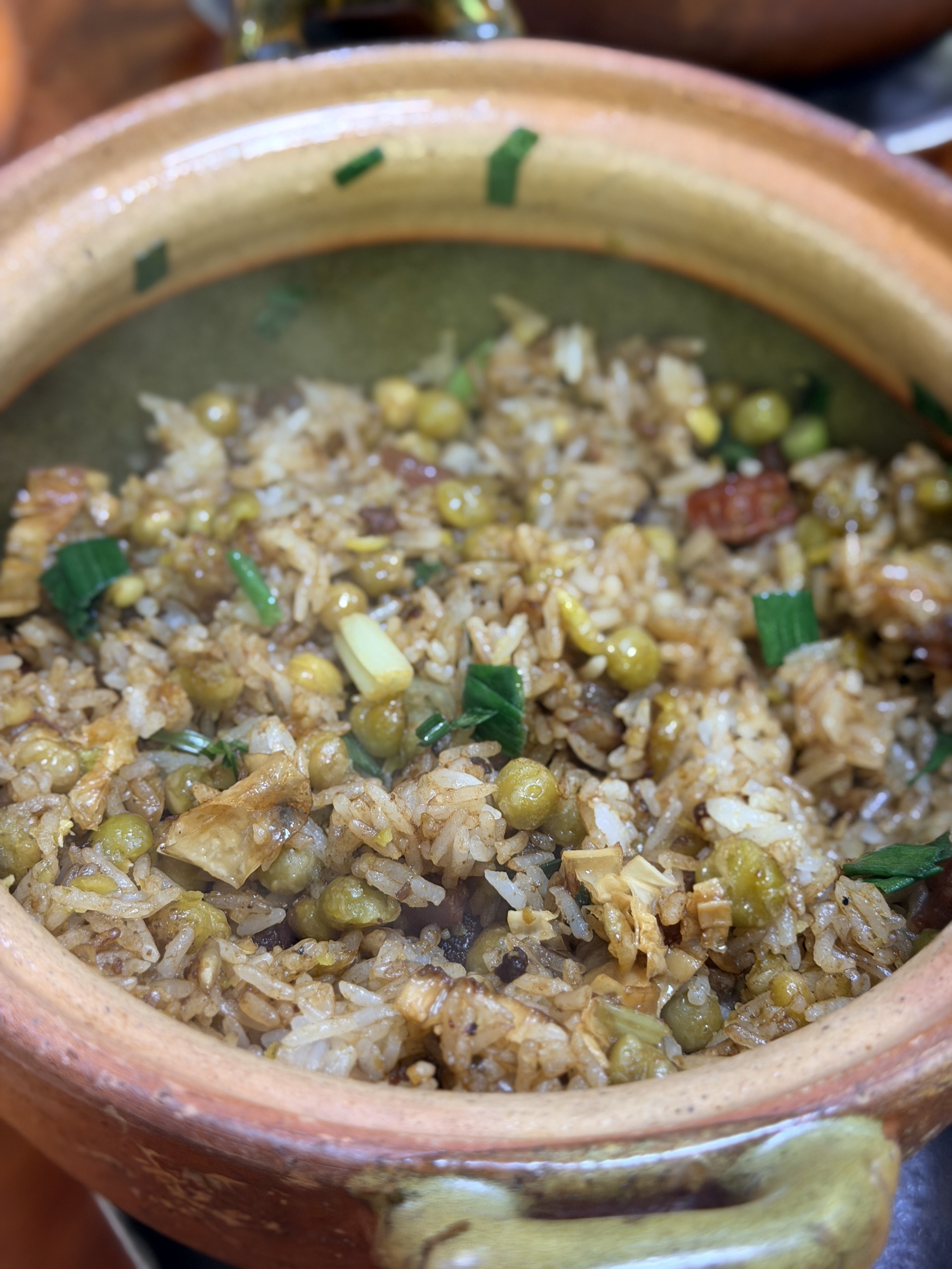 晚上吃焖鸡饭和麦豆饭，麦豆其实就是青皮豆～焖饭和煲仔饭还挺像，都是菜饭放一起煮。
