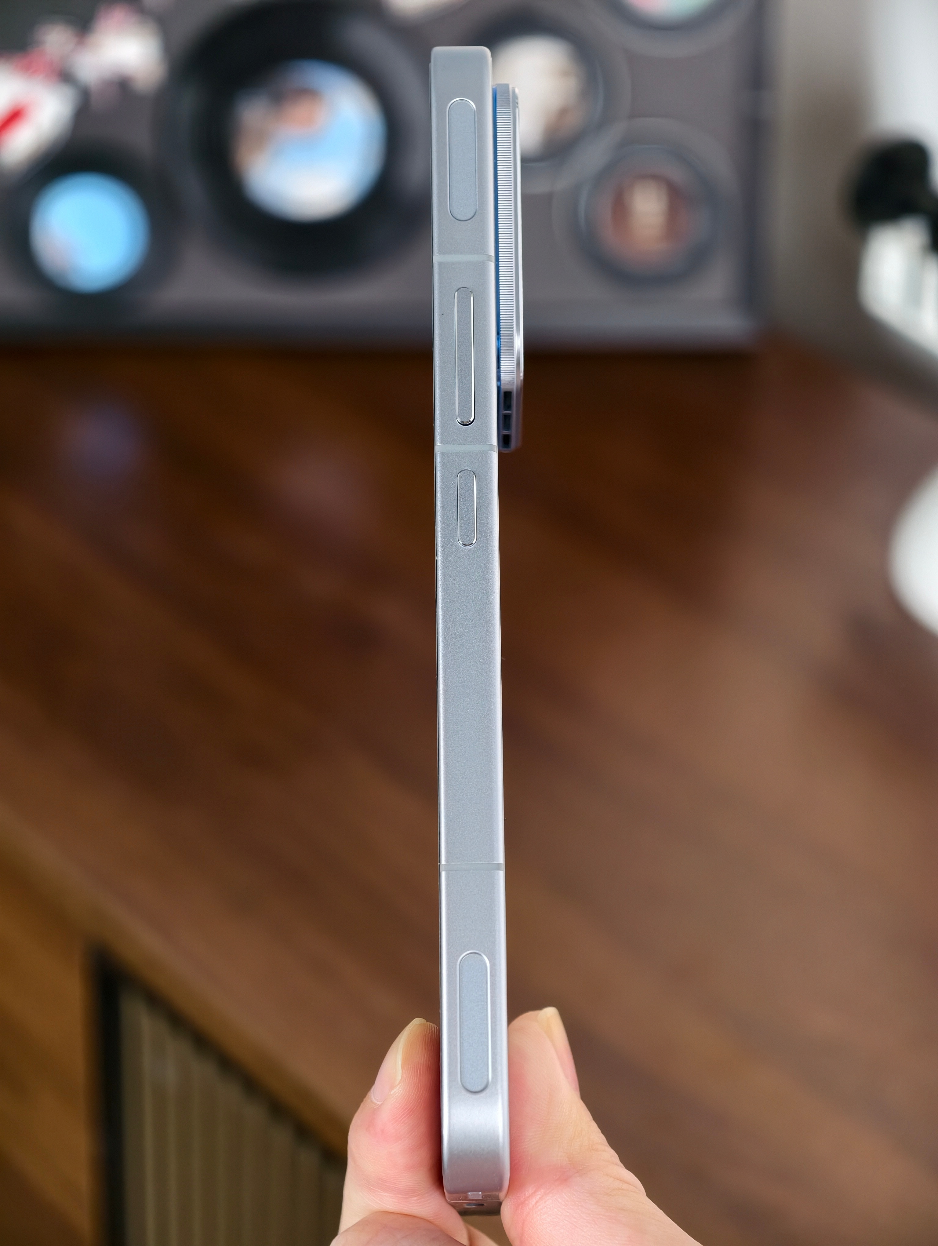 iQOO15Ultra真帅吧(òωó)👍银色代号是2049，对应银翼杀手，