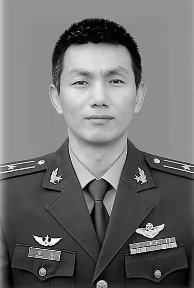 张浩，1983年4月出生，江苏省连云港市灌云县伊山镇人，中共党员，少校军衔，一级