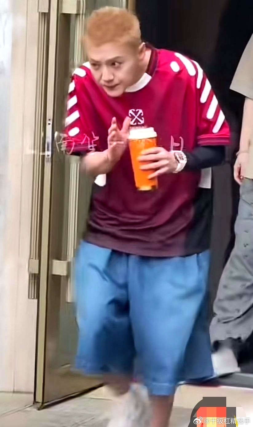 这条刷到的时候，人是真的愣了一下。屏幕那头，鹿晗瘦得锁骨分明，头发剪短又染色，