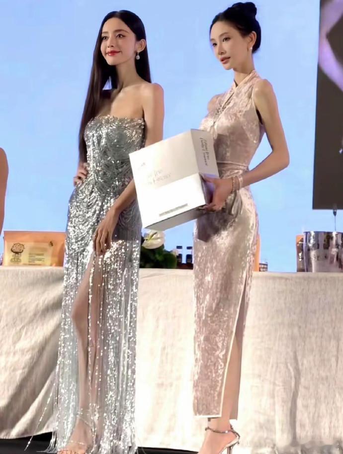 明星和网红之间真的有壁啊，合照一眼就能看见女明星。。。