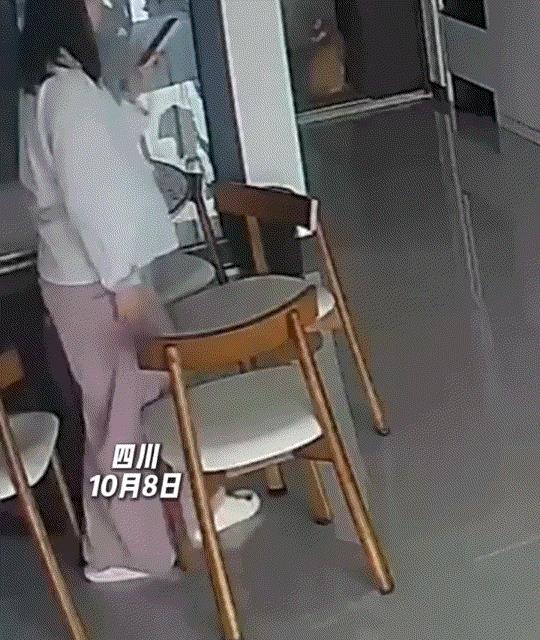 四川，一对年轻夫妻在家时，这老公在上厕所，而孕晚期的老婆则边看手机边走路时，不慎