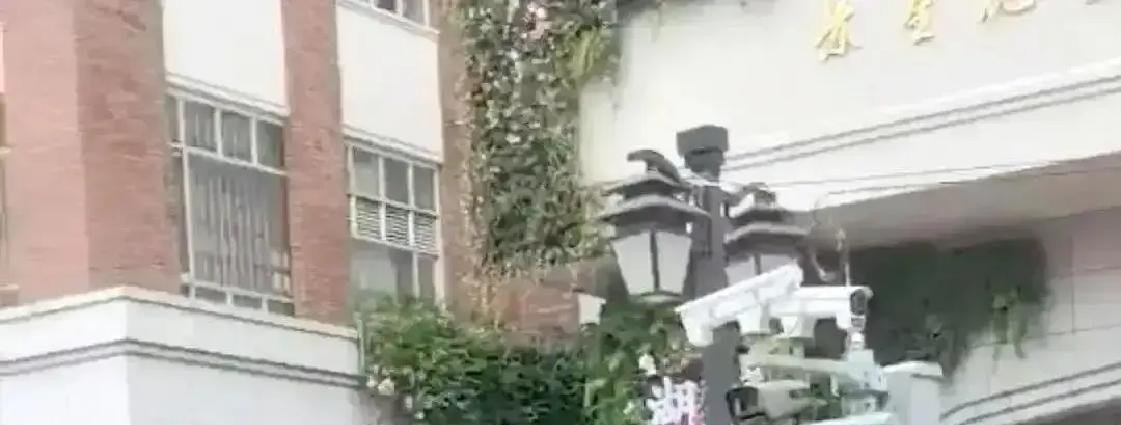 王菲住前夫李亚鹏的民宿，7800块房费扫码付清，眼皮都没眨一下。李亚鹏那边呢，别说免单，连个免费果盘