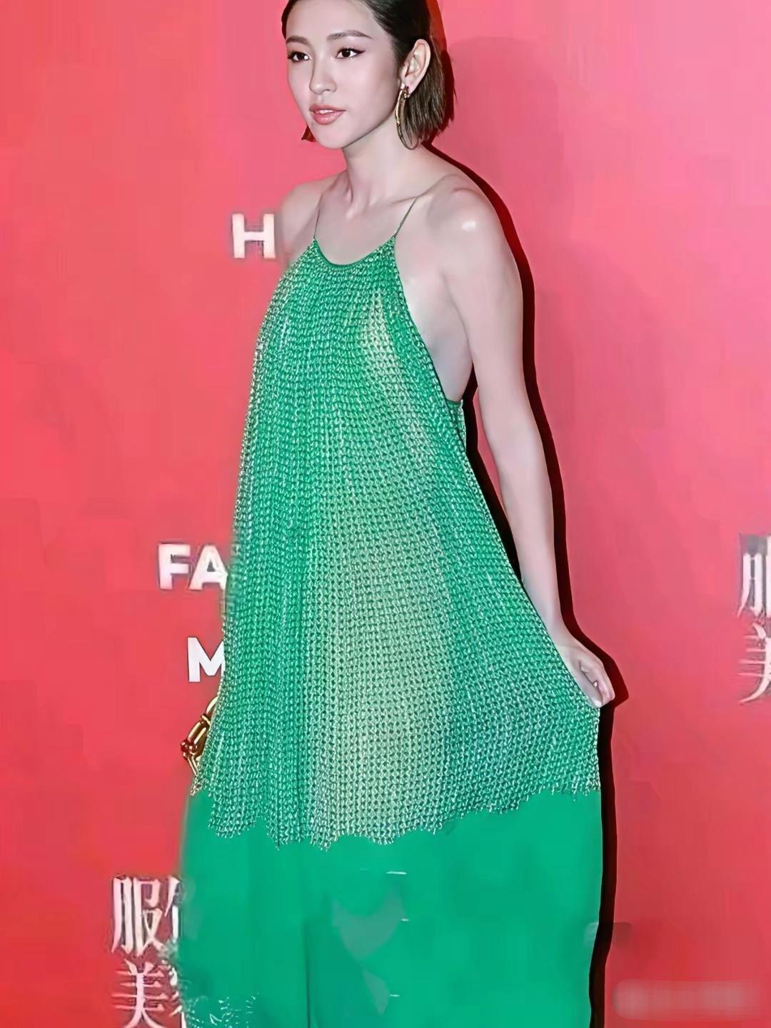 唐艺昕穿吊带裙有点壮硕啊