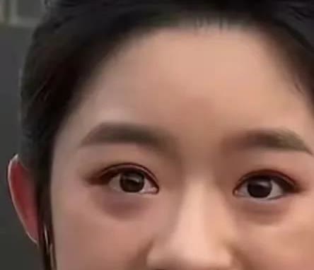 黄杨钿甜面相不好！为什么那么说呢?额头偏平但山根高智慧不足山根高