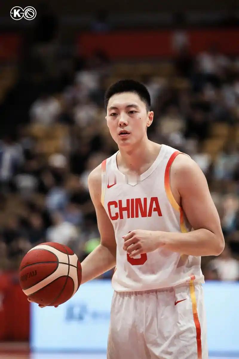盲猜一波今天#中国男篮vs日本男篮#的首发，我个人觉得有可能会让胡明轩替换上一场的庞峥麟，理由如下: