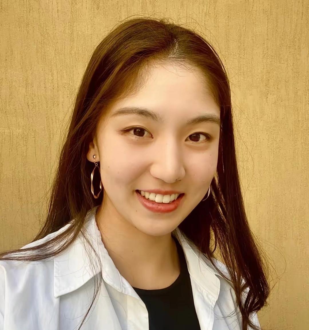 现场看过王欣瑜比赛，一般来说在网坛如果被广泛津津乐道的美女都是真美女。比如之前的