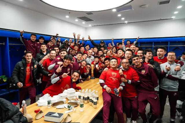 最多落后上海申花6分, 不被人看好的上海海港队, 靠啥完成夺冠惊天大逆转?