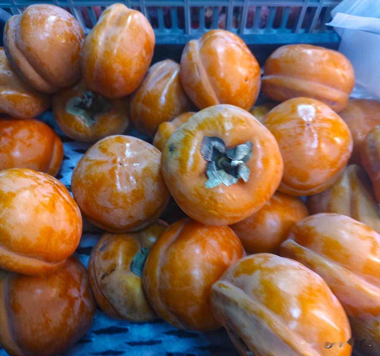 东北娃的冬天，哪能少了冻梨冻柿子啊！揣兜里捂着手，冻得邦邦硬的果子啃着才过