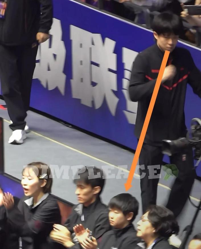 看就看，还摸一下鼻子干什么？这细微的动作背后，隐藏着怎样的情绪？王楚钦比