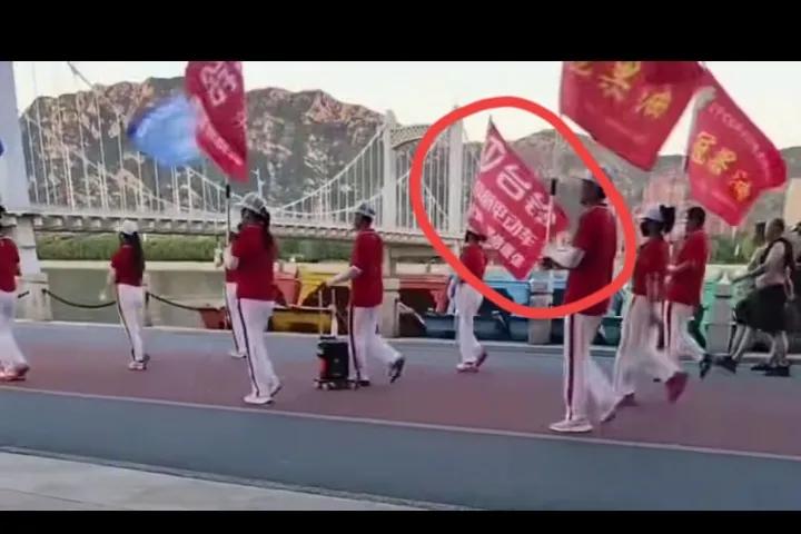 阻挠救护车消防车的这个暴走团，就跟什么事儿没发生一样，还依然在占道暴走。而且还