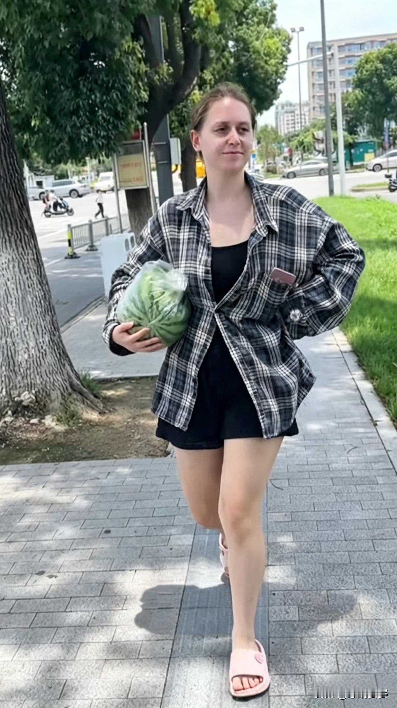 远嫁中国的小老外，从不抱怨生活，给她买个西瓜能开心一整天。