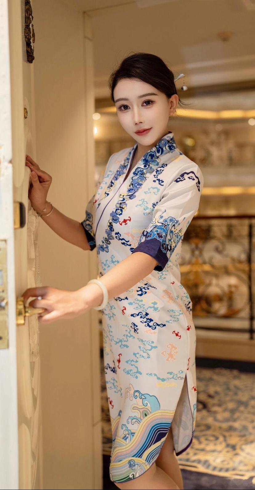 海航空姐的制服照，又美又飒。