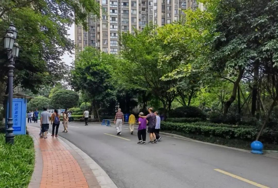 堂姐中风后想让大儿媳做饭，被一句“二十年前那巴掌我还记得”顶回去。当年她抬手就