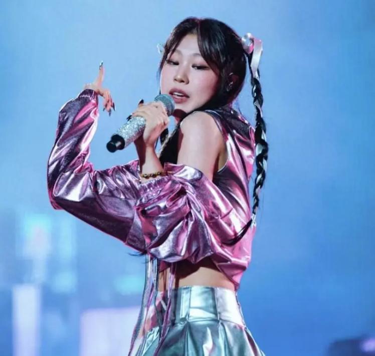 18岁沈佳润红毯首秀！小沈阳对自己女儿是真好，从头到脚都是顶配