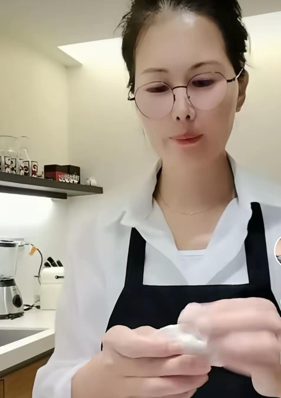 小杨阿姨发新视频啦！在湾湾忙于照顾孩子不能直播，小杨阿姨就在给玥儿霖霖包水饺的