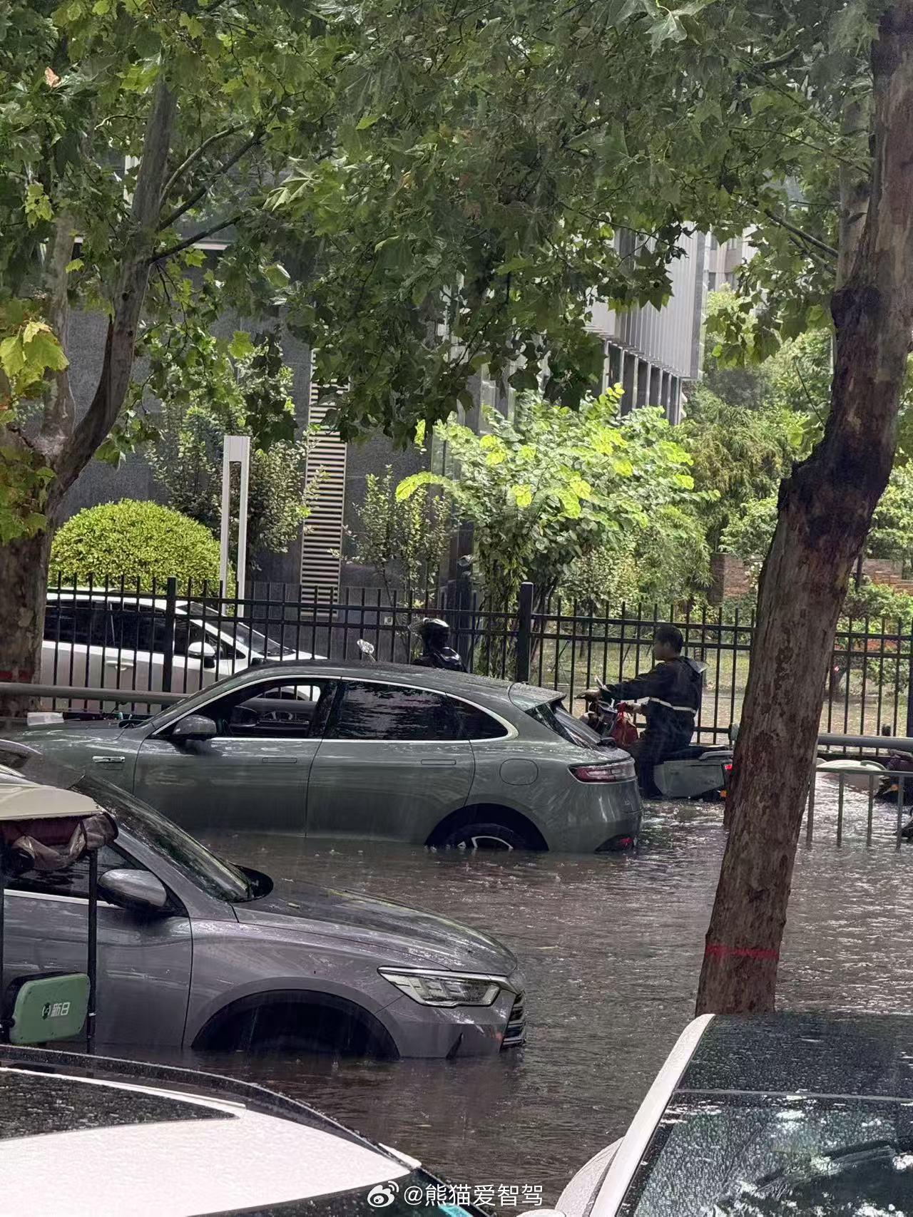 郑州暴雨有车友发来的照片，大家在雨季出门尽量小心点~汽场全开新能源汽车智慧出行