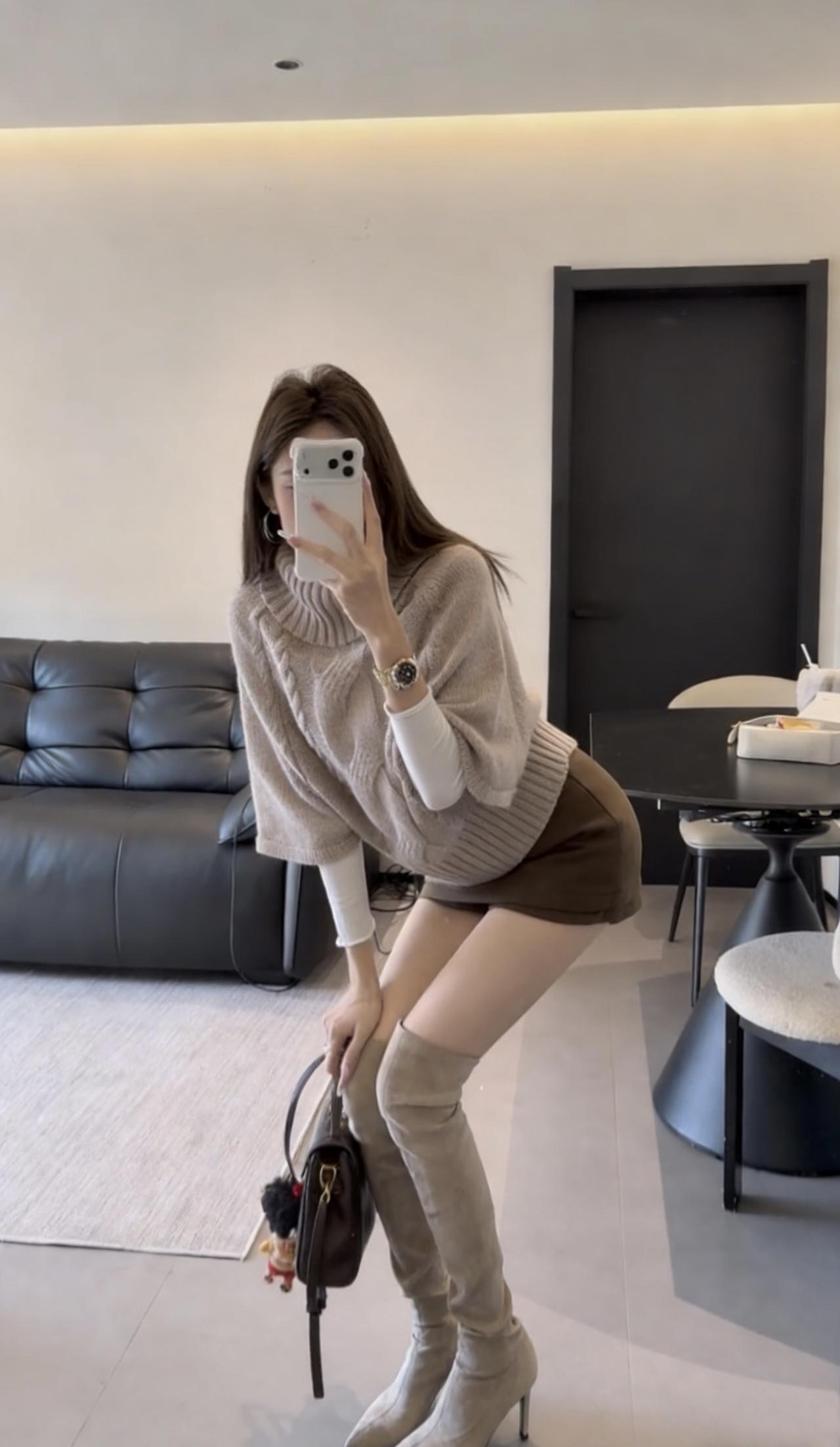 今日穿搭走温柔轻熟风，以大地色系为主调，层次感与质感兼备：1.上装：浅卡其