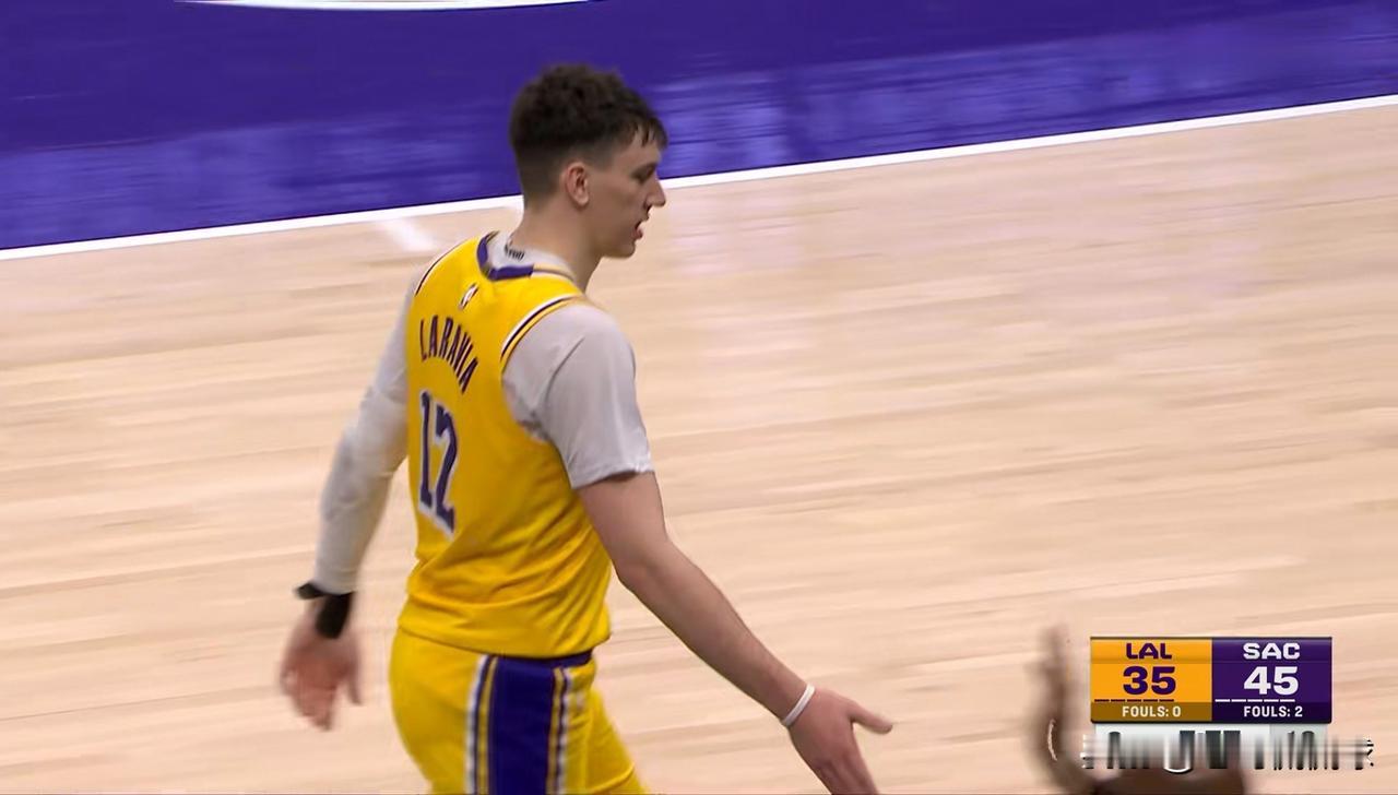 我强烈建议湖人立刻交易走拉拉维亚！在今天湖人客场以112：124输给国王的比赛中