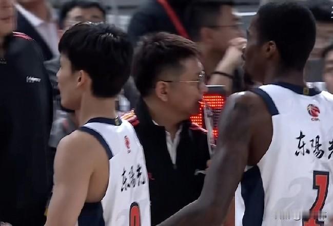 奶茶哥萨姆纳谈徐杰：“徐杰很拼。”“同时他是球队大脑。”“我们都很喜