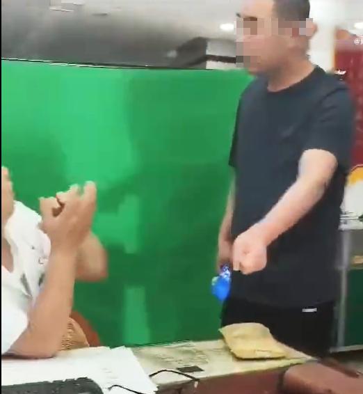 德高望重的老中医，平白无故地被一个地痞无赖欺负。这样的坏人，到底谁应该管呢？ 