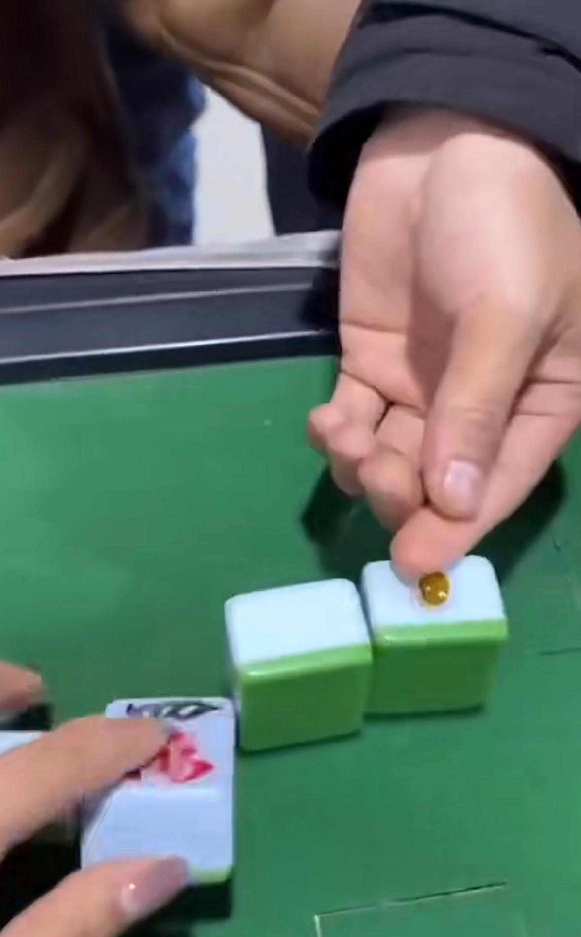 最近，一桩“高科技作弊反被坑”的麻将局闹得沸沸扬扬——某棋牌室里，几名牌友围住一