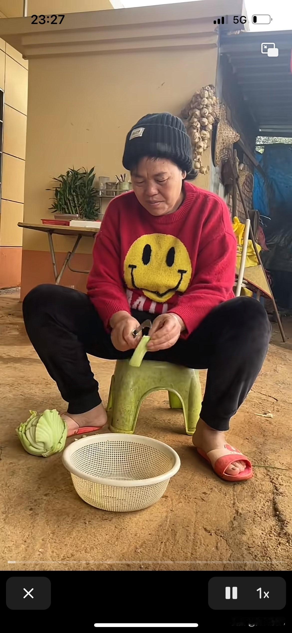 天气寒冷，看见全红婵妈妈这一身打扮，瞬间焦脆很多，也很老太臃肿，多么朴实的妈妈，