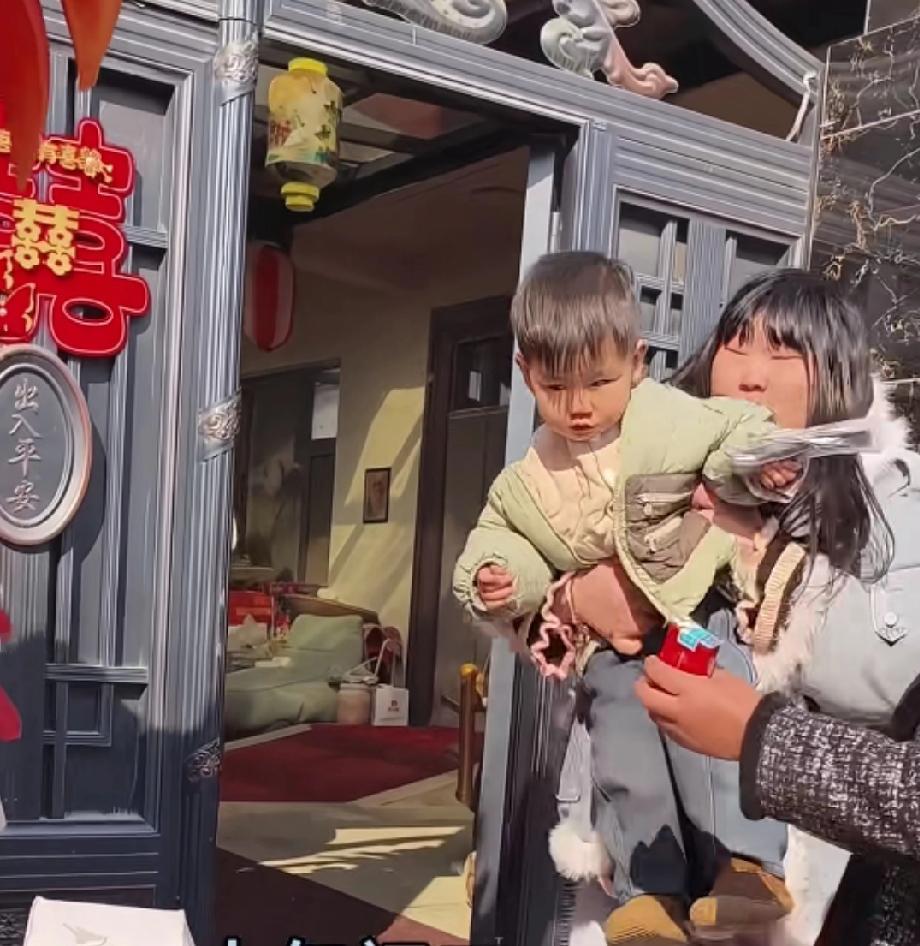 大年初二，朱雪梅回到娘家拜年，看到小侄子在院子里玩耍，一把就把小侄子抱起来，到底
