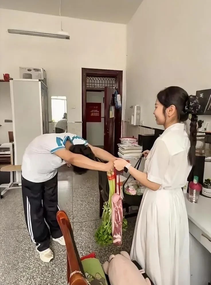男生突然闯进了老师办公室，给老师报告了一个喜讯，老师听后喜笑颜开，当看到学生又提