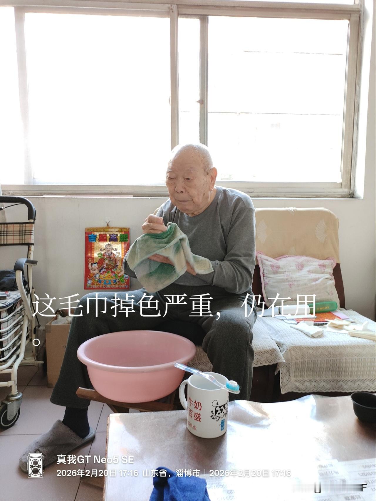 一是积攒废品。比如打豆汁回来的塑料袋子，他会让儿女和保姆用水冲洗干净，晾干再用。