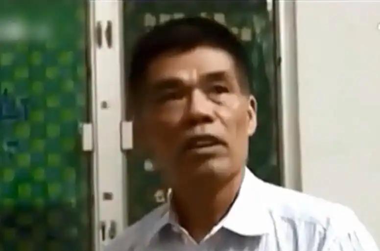 年轻时坐拥千万资产，逼着前妻净身出户，把两个亲生女儿赶出家门，连一分抚养费都不肯