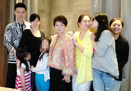 李春梅三个女儿中，最像她的是小S，无论是相貌还是性格。​​​