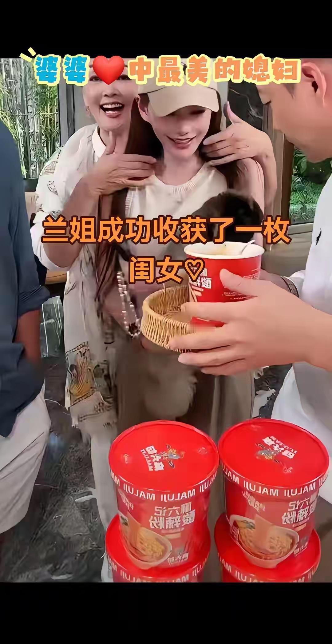 小菲和兰姐真可怜，自己的账号没有后，都不能按自己的心情来做直播了。都是通过其他直