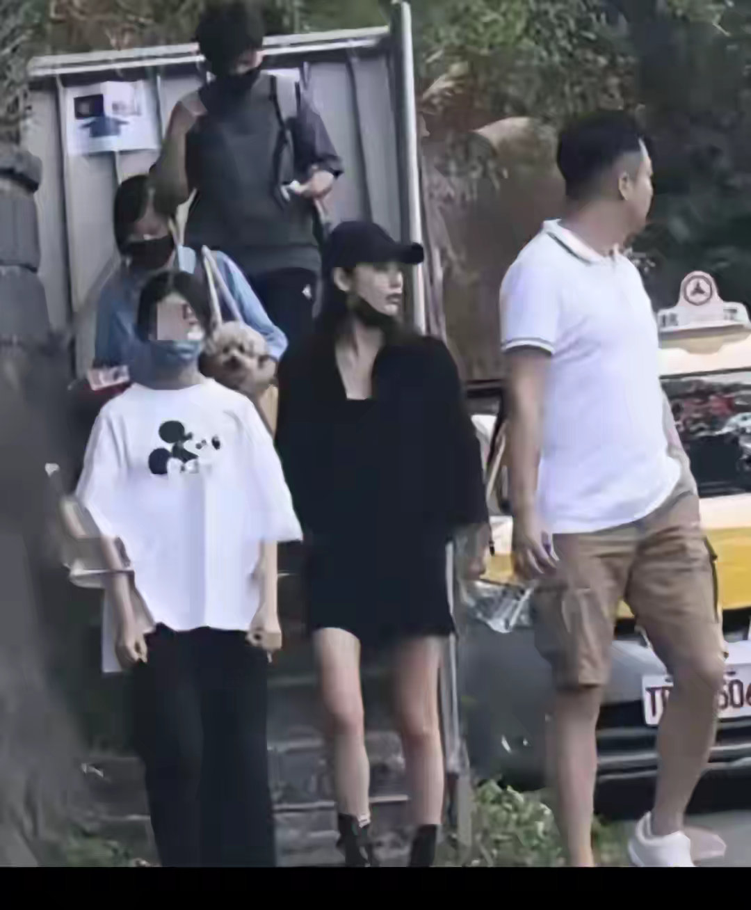 出自徐家两姐妹家的小孩。小s家的一个比一个婀娜多姿，打扮也是一个比一个豪放、性感