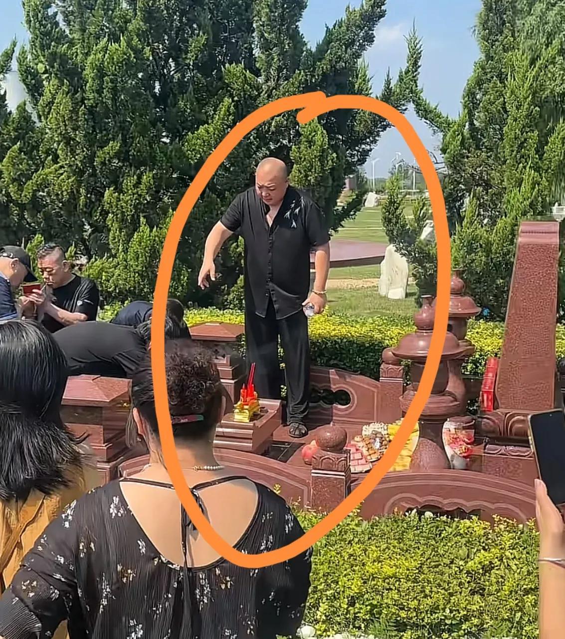 杨少华老爷子过五期，祭品的规格真高啊！杨议兄弟四人全部到场，子孙后代基本无一