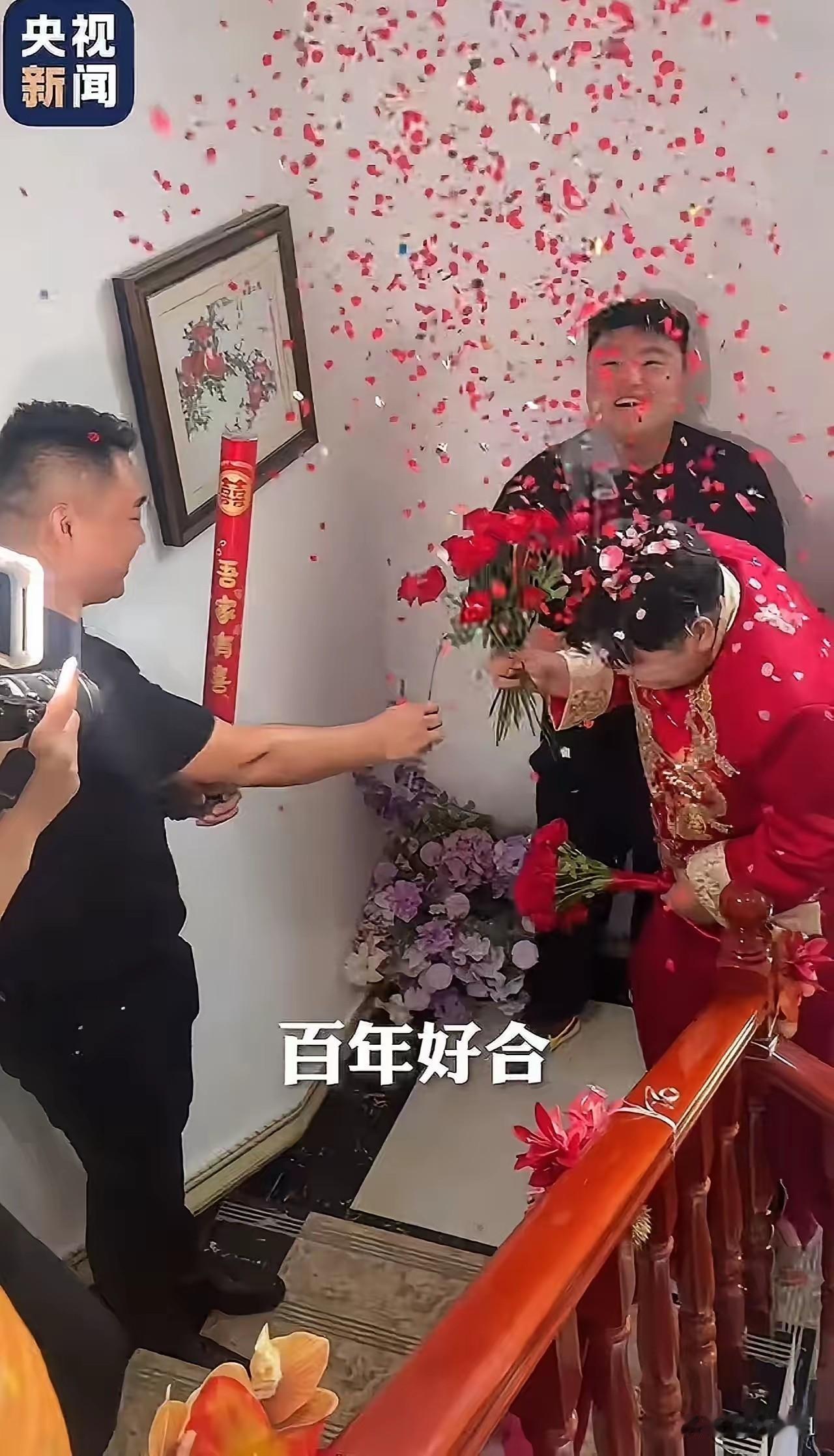 这才是格局！江苏连云港一新郎去接亲，为了顺利接到新娘特意准备了一摞红包防止娘