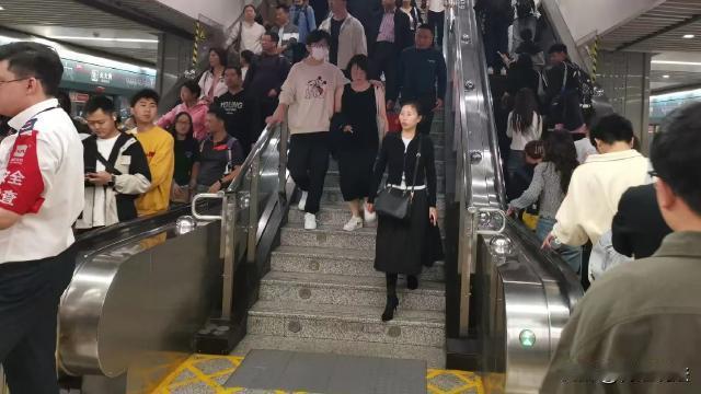 广州，男子在地铁里乘坐下行扶梯时扭头和朋友说话，一不小心摔了一跤受了伤，案发后男