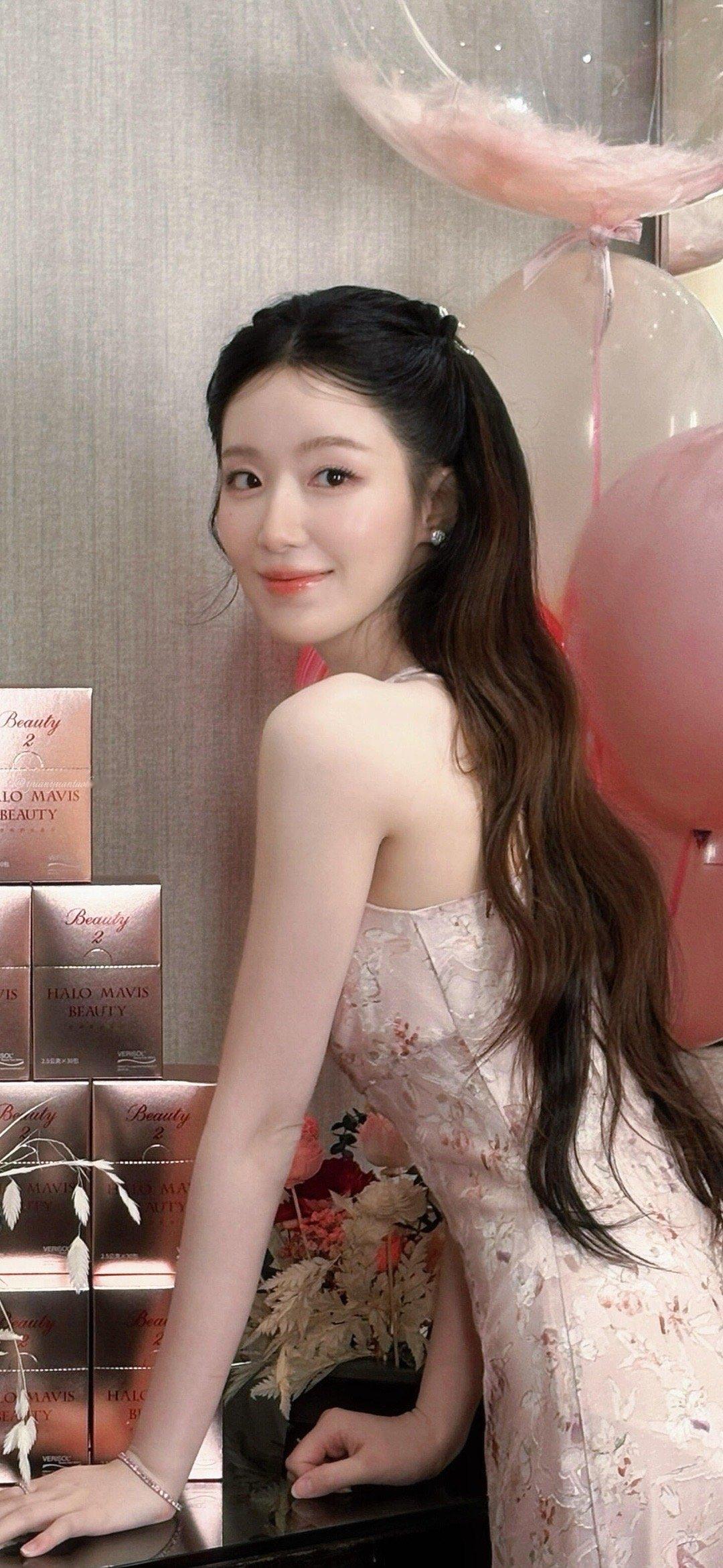 叶舒华恋情网传柯震东与叶舒华已秘恋近两年，女方不仅频繁出入柯家，还被曝已见过男方