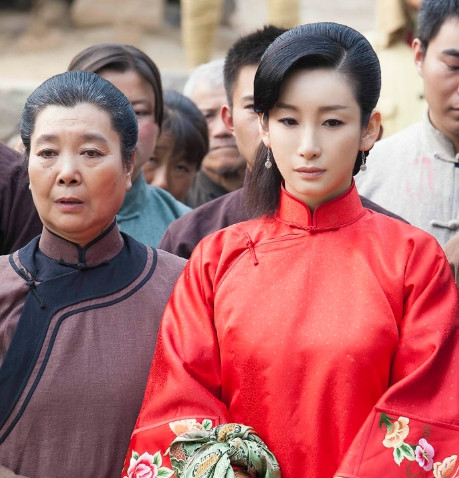 终于知道为什么女演员千万不能整容了，看杨幂和秦海璐在《生万物》的装扮就明白了：