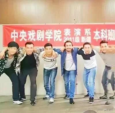 一张答辩合影，直接把中戏的澄清逼到了墙角。不得不佩服网友的“显微镜”能力，横幅