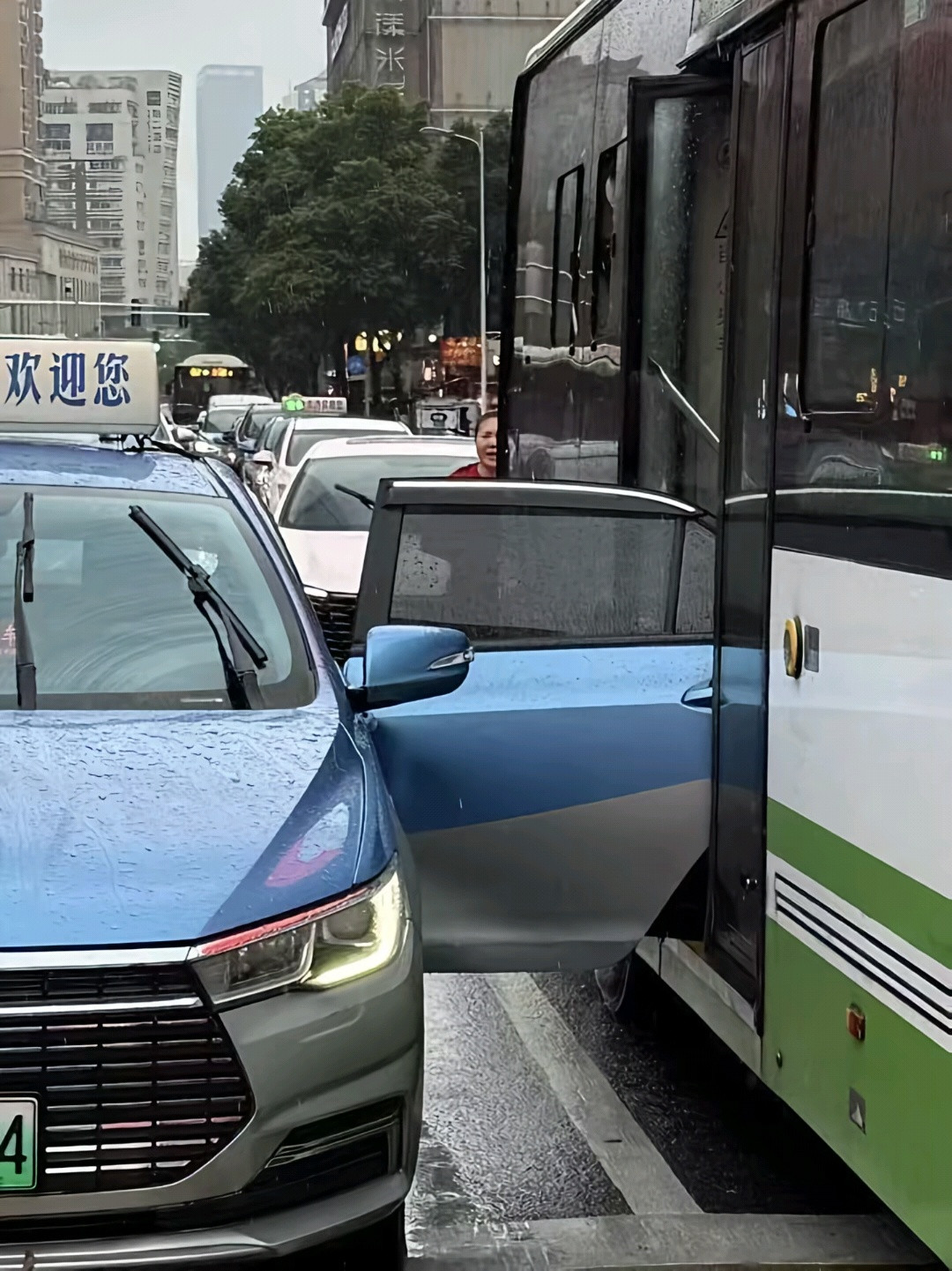 的士坐公交回家了[doge]​​​