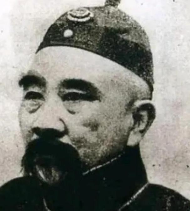 北洋军阀都是三妻四妾，身边女人成群的，其中张勋最为好色，他还有一个怪癖，