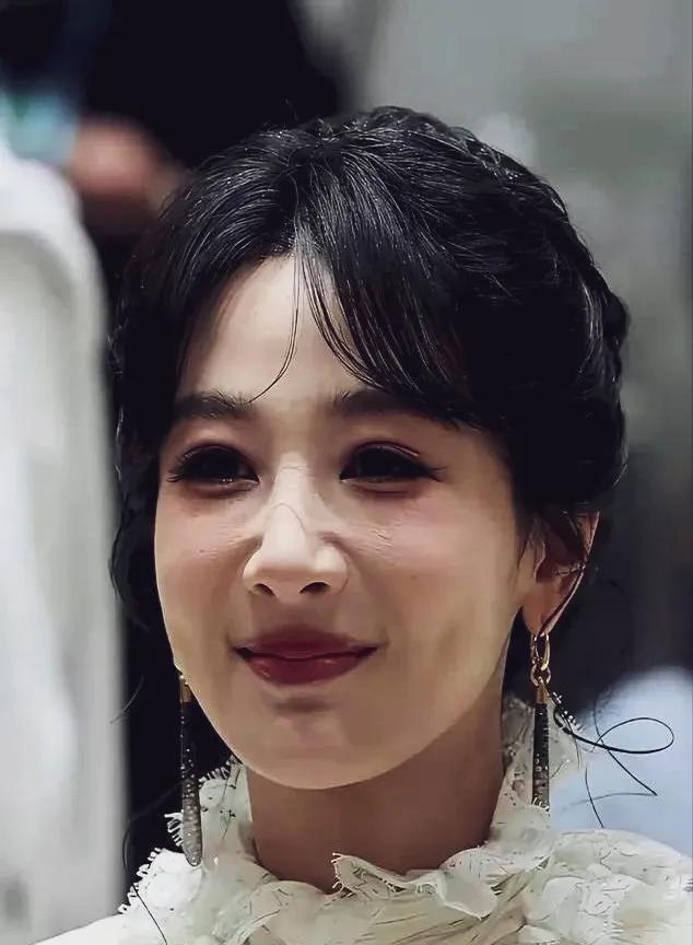 杨紫亮相白玉兰奖颁奖典礼，她身穿白色花边公主裙，编织的发型也很美！远远望去如仙女
