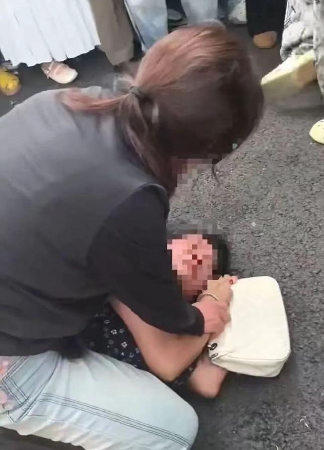 8月29日，河北保定人流量最大的商圈，一名女子直接将另一名女子死死按在马路