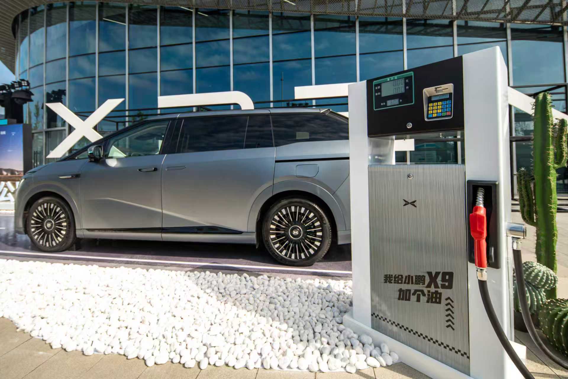 打破所有取舍，无需再做选择题。全球首款超级增程大七座，小鹏X9超级增程携大空间、