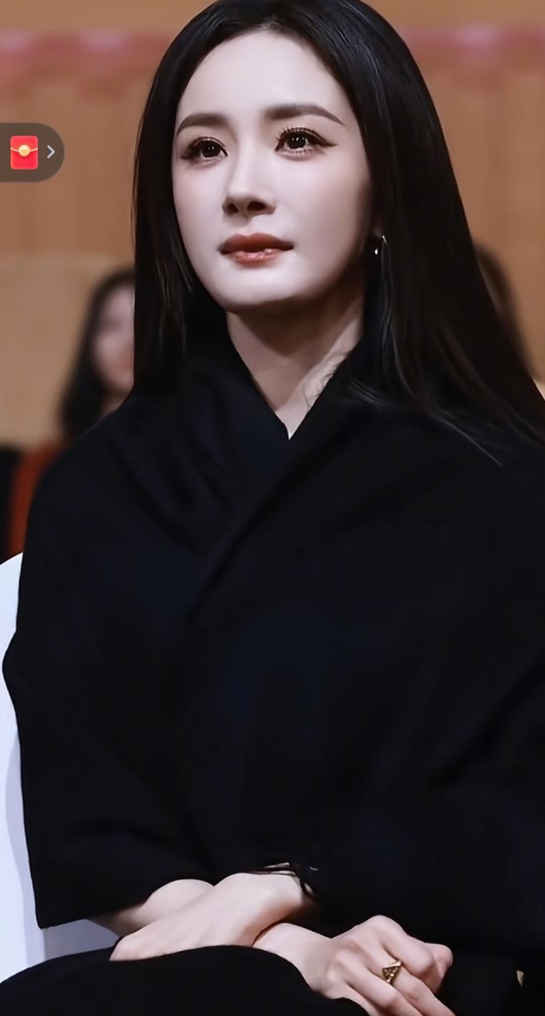 有没有人说一下，杨幂这头发到底是真的还是假发？40岁的年纪，还生了孩子。不气虚