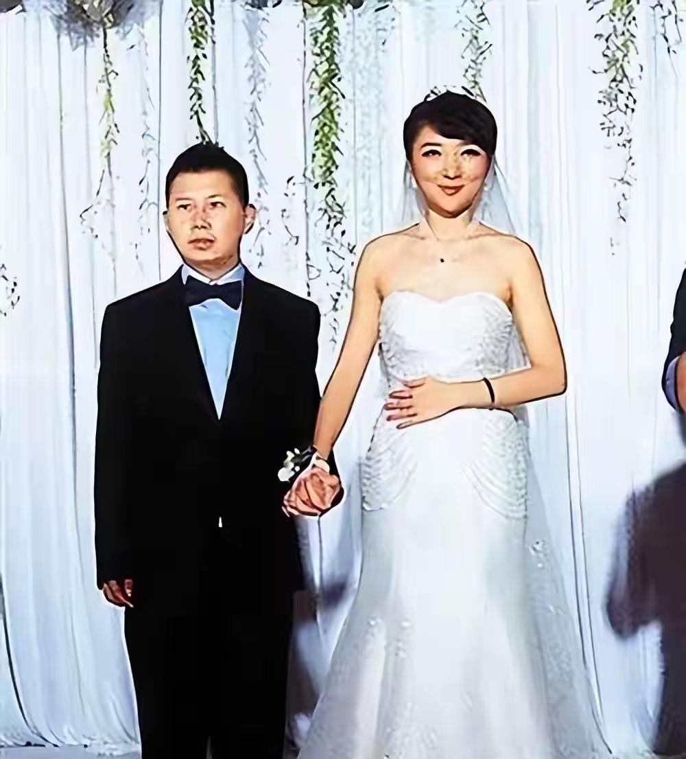 何云伟三婚妻子是她，比丈夫还高一头，是戏曲学霸，生活很低调