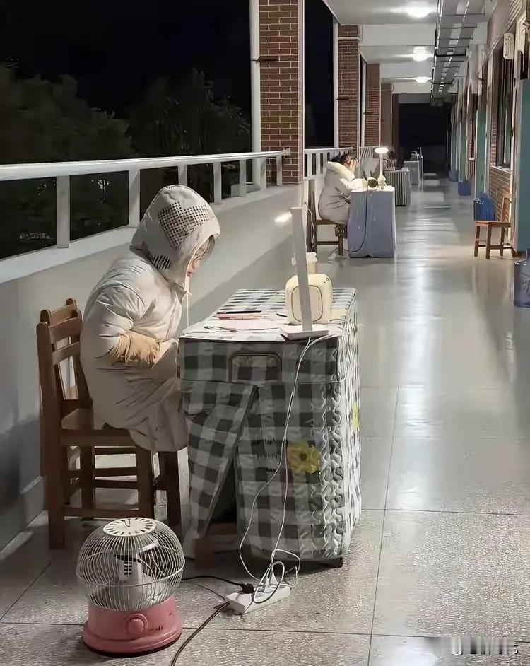 没苦硬吃？寒冬腊月几位老师在学校走廊上办公，校长被网友骂惨。如果是老师自愿的，可